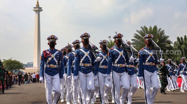 Atraksi personel gabungan saat Parade Kirab Bendera Pusaka dari Monas menuju Istana Merdeka di Jakarta Pusat, Rabu (17/8/2022). [Suara.com/Alfian Winanto]