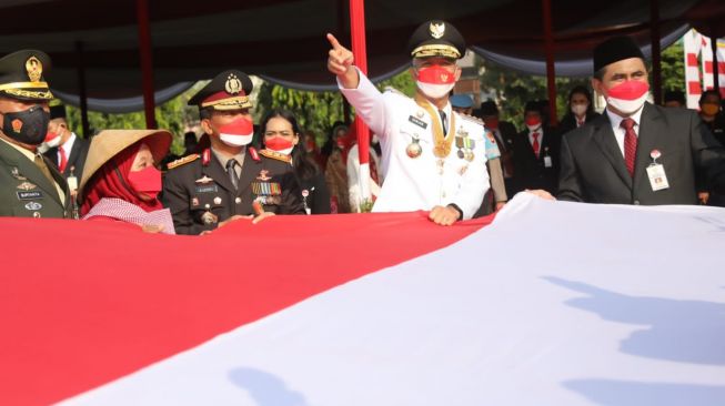 Buruh Migran Berikan Bendera Merah Putih Jumbo kepada Gubernur Ganjar