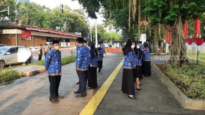 Telat Ikut Upacara HUT Kemerdekaan RI Di Monas, Belasan ASN Pemprov DKI Dilarang Masuk