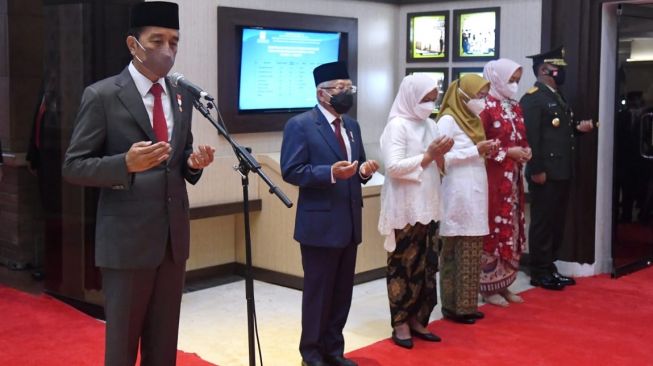 Presiden Joko Widodo atau Jokowi memimpin apel kehormatan dan renungan suci di Taman Makam Pahlawan (TMP) Nasional Utama, Kalibata, Jakarta, Rabu (17/8/2022) [Lukas - Biro Pers Sekretariat Presiden].