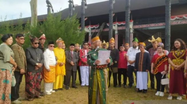 24 Etnis di Kalimantan Barat Gelar Upacara Pengibaran Bendera Merah Putih Menggunakan Pakaian Adat