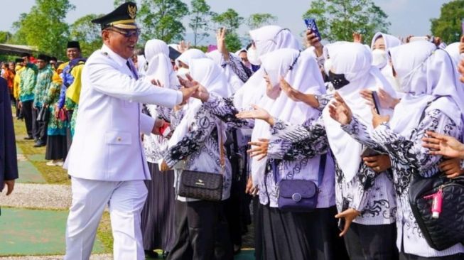 Wali Kota Cilegon Bikin Kaget! Upacara HUT ke-77 RI Baru Bubar Mendadak Lari ke Peserta