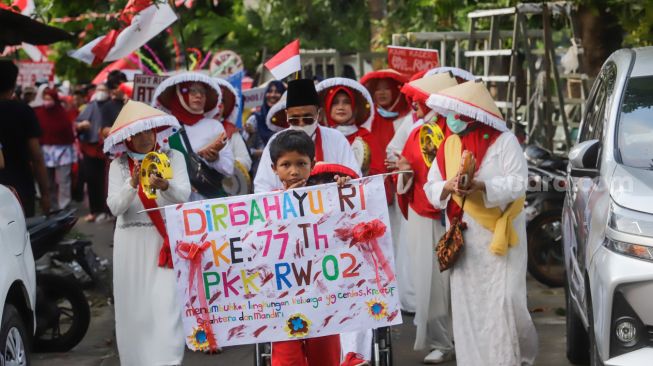 Warga mengikuti Karnaval hari Kemerdekaan di Kebon Baru, Tebet, Jakarta Selatan, Rabu (17/8/2022). [Suara.com/Alfian Winanto]