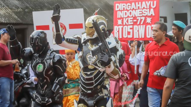 Warga mengikuti Karnaval hari Kemerdekaan di Kebon Baru, Tebet, Jakarta Selatan, Rabu (17/8/2022). [Suara.com/Alfian Winanto]