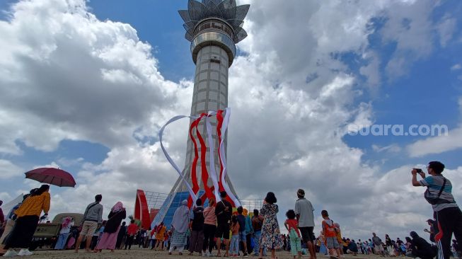 Waduh! Baru Berkibar 20 Menit, Kain Merah Putih Sepanjang 45 Meter di Menara Teratai Purwokerto Lepas Tertiup Angin