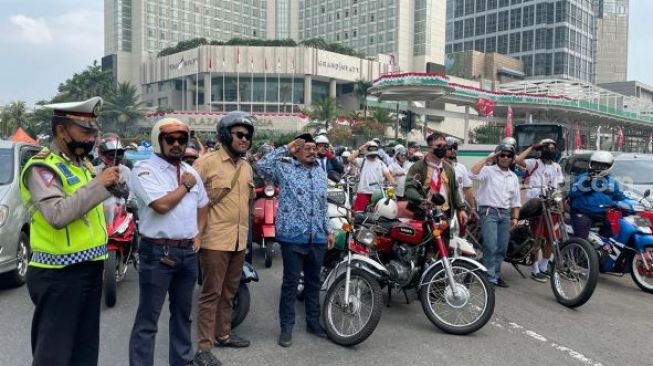 Momen Sakral Pengendara Di Bundaran HI Berhenti Dan Sikap Hormat Saat Detik-detik Proklamasi