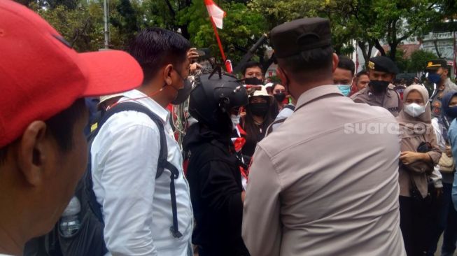 Pakai Helm Ditempeli Pisau dan Gunting, Seorang Pria Ditangkap Polisi di Depan Istana Merdeka