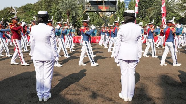 Atraksi pasukan marching band saat Parade Kirab Bendera Pusaka dari Monas menuju Istana Merdeka di Jakarta Pusat, Rabu (17/8/2022). [Suara.com/Alfian Winanto]