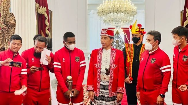 Presiden Joko Widodo (Jokowi) di Istana Merdeka, Jakarta, Rabu, menerima Tim Nasional (Timnas) U-16 yang baru saja menjuarai Piala AFF U-16 pada Jumat (12/8).  (ANTARA/HO-Biro Pers Sekretariat Presiden/Laily Rachev).