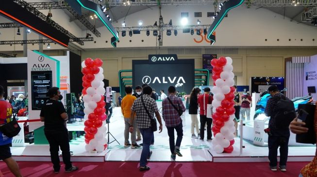 Gapura balon merah putih di booth produk sepeda motor ALVA dalam GIIAS 2022 [GIIAS/Seven Events].