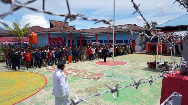 Warga Binaan Lapas Kelas II B Sorong mengikuti peringatan HUT ke-77 Republik Indonesia sekaligus pengumuman remisi di Kota Sorong, Papua Barat, Rabu (17/8/2022). ANTARA FOTO/Olha Mulalinda