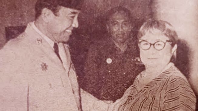 Muriel Stuart Walker alias K'tut Tantri saat bertemu dengan Presiden RI Soekarno. [Wikipedia.org] 