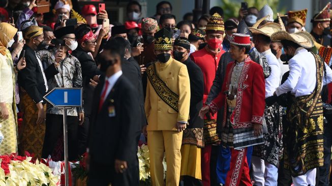 Presiden Joko Widodo mengenakan baju adat Dolomani dari Buton menyapa masyarakat yang hadir pada Upacara Peringatan Detik-Detik Proklamasi Kemerdekaan ke-77 Republik Indonesia di Istana Merdeka, Jakarta, Rabu (17/8/2022).  ANTARA FOTO
