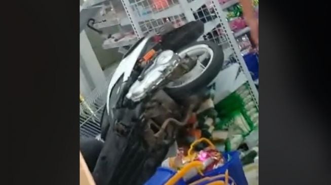 Motor masuk minimarket jadi tontonan warga (TikTok)