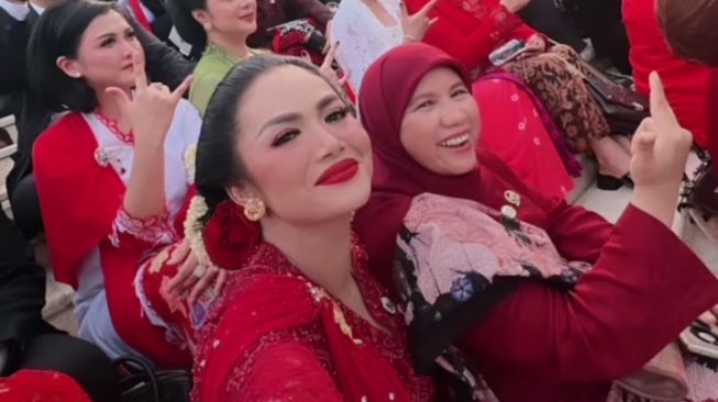  Potret Krisdayanti di Sidang Tahunan di MPR RI (Instagram/@krisdayantilemos)