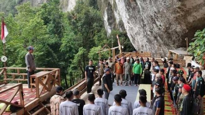 Ustaz Abdul Somad melaksanakan upacara Hari Kemerdekaan RI di Batu Tilam, Desa Kebun Tinggi Kampar Kiri Hulu, Kampar pada Rabu (17/8/2022). [Instagram]