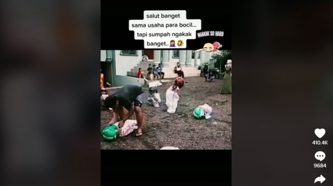 Video Viral Bocah Unyuk-unyuk Ikut Lomba Balap Karung Tak Lazim, Warganet: Kalau di Sana Aku Ketawa Sampai Pipis