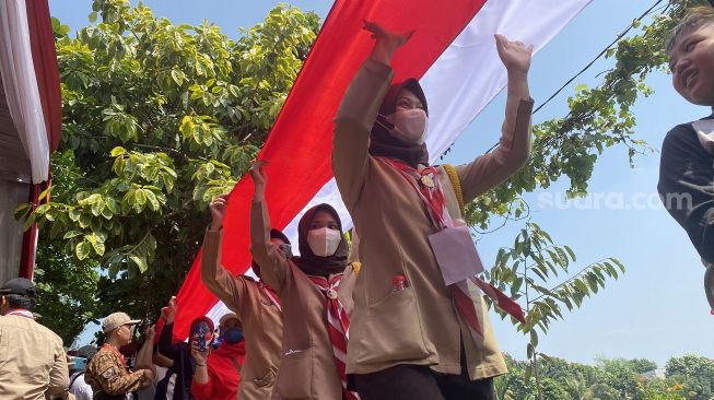 Bendera Merah Putih Sepanjang 3,5 Km Dibentangkan Kelilingi Setu Parigi Tangsel