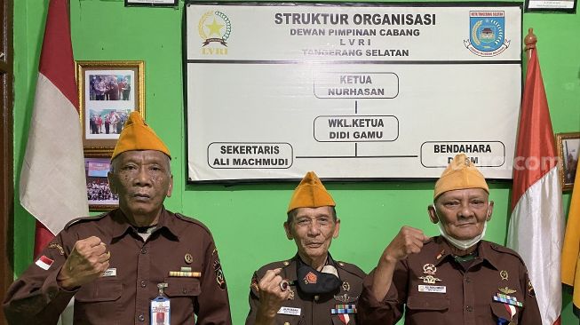 Nurhasan (tengah), Ketua Legiun Veteran Republik Indonesia (LVRI) Cabang Tangsel, usai berbincang di kantornya. [SuaraJakarta.id/Wivy Hikmatullah]