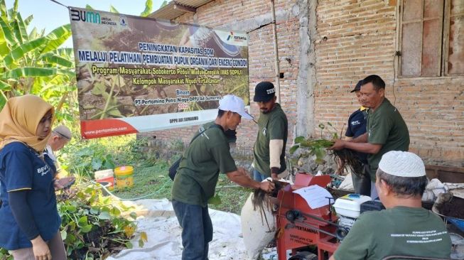 Kegiatan pelatihan kepada Kelompok Masyarakat Ngudi Tirto Lestari di Kabupaten Boyolali yang berada di sekitar lokasi operasi Pertamina, Depot Pengisian Pesawat Udara (DPPU) Adi Soemarmo, pada Minggu (14/8/2022). [Dok Pertamina]