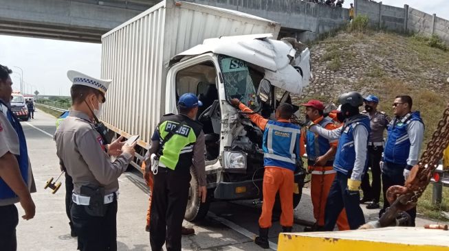 Braakkk! Kecelakaan Truk di Ruas Tol Sragen, Dua Orang Tewas di Tempat