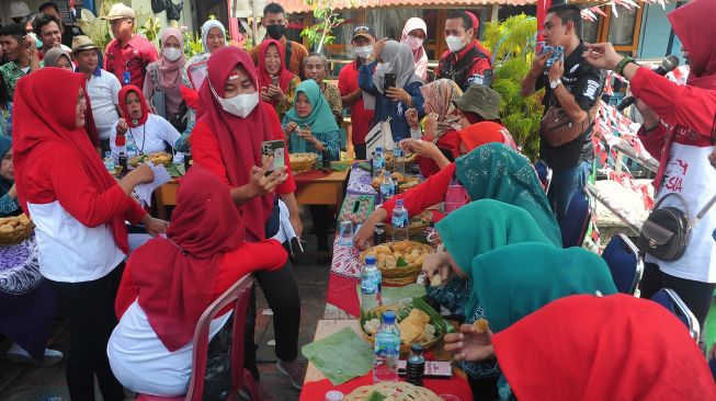 Sejumlah peserta mengikuti lomba makan pempek di Kampung Kreatif Tanggo Rajo Cindo Palembang, Sumatra Selatan, Kamis (18/8/2022).  ANTARA FOTO/Feny Selly
