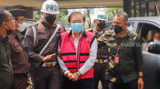 Tersangka kasus dugaan tindak pidana korupsi dan pencucian uang Surya Darmadi tiba di Gedung Jaksa Agung Muda Tindak Pidana Khurus, Kejaksaan Agung, Jakarta Selatan, Kamis (18/8/2022). [Suara.com/Alfian Winanto]