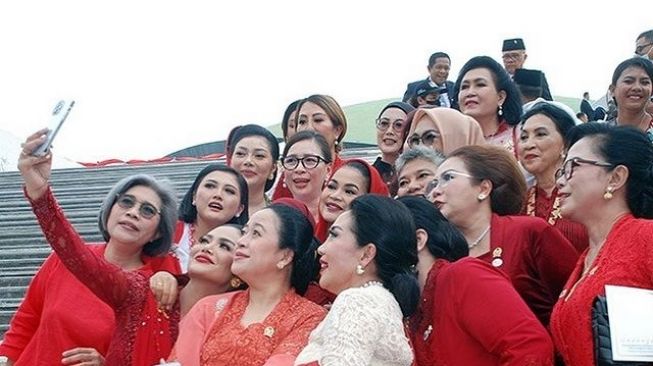  Potret Krisdayanti di Sidang Tahunan di MPR RI (Instagram/@krisdayantilemos)