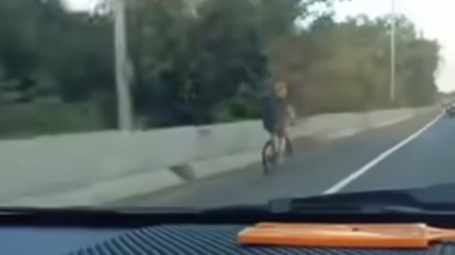 Viral Turis Asal Uni Emirat Arab Gowes Sepeda di Tol Sedyatmo, Polisi: Baru Sehari di Indonesia