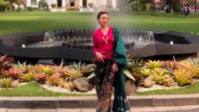 Potret Artis Hadiri Upacara di Istana Merdek  (Instagram/@riafinola)