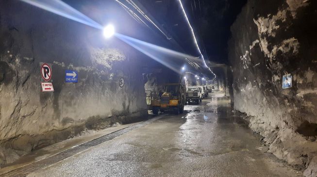 Pekerja melintasi areal tambang bawah tanah Grasberg Blok Cave (GBC) yang mengolah konsentrat tembaga di areal PT Freeport Indonesia, Distrik Tembagapura, Kabupaten Mimika, Papua, Rabu (17/8/2022). ANTARA FOTO/Dian Kandipi
