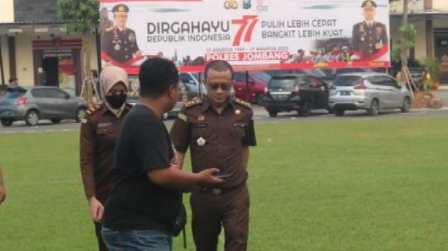 Asisten Pengawas Kejati Jatim Edi Handoyo saat di Mapolres Jombang.[SuaraJatim/Zen Arivin].