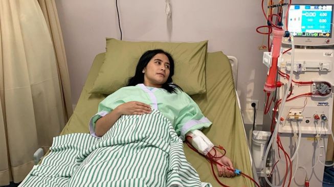 Prilly Latuconsina Terbaring Lemah dan Tangan Penuh Selang Darah, Potretnya Bikin Khawatir