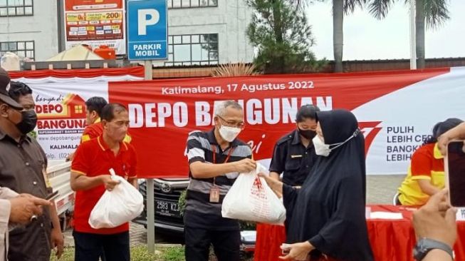 Meriahkan Hari Kemerdekaan, Supermarket Bangunan Ini Bagikan 2.00 Bingkisan