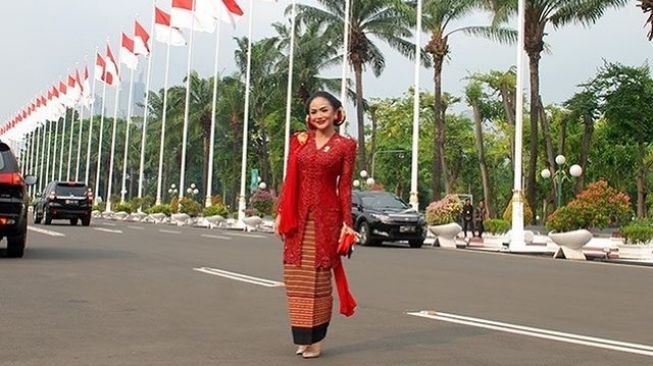 Kenakan Kebaya Warna Merah, Intip 8 Gaya Krisdayanti Hadiri Sidang Tahunan MPR RI