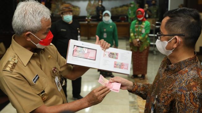 Diberi Uang Baru oleh BI, Ganjar Malah Kasih Rupiah Lama: Biar Nggak Gratifikasi