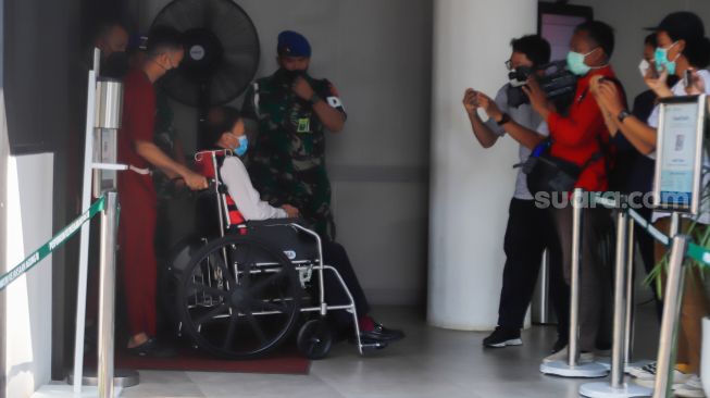 Tersangka kasus dugaan tindak pidana korupsi dan pencucian uang Surya Darmadi dibawa keluar dengan menggunakan kursi roda saat tengah menjalani pemeriksaan di Kejaksaan Agung, Jakarta Selatan, Kamis (18/8/2022). [Suara.com/Alfian Winanto]