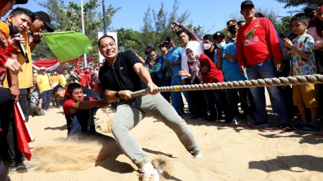 Wali Kota Surabaya, Eri Cahyadi, dalam salah satu lomba. (Dok: Pemkot Surabaya)