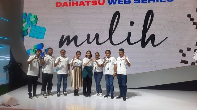 Para pendukung web stories "Mulih" berfoto bersama di booth Daihatsu, tampak Hendrayadi Lastiyoso, Marketing & CR Division Head PT Astra International DSO serta sutradara Imam Darto [PT ADM].