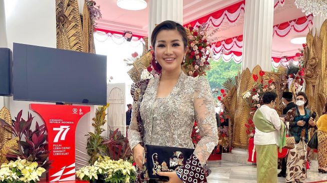 Potret Artis Hadiri Upacara di Istana Merdeka (Instagram/@fitricarlina)