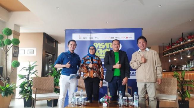 Pengisi acara Pasar Lokal Suara UMKM, Khaleili Nungki Hashifah selaku Founder dan conceptor Creative Batik,  Eri Kuncoro penerima apresiasi SATU Indonesia Awards 2020 kategori khusus pejuang tanpa pamrih di masa pandemi covid 19 serta Pemimpin Redaksi Suara.com, Suwarjono yang berlangsung di DuniaKita Cafe & Restaurant, Yogyakarta, Kamis (18/8/2022). [Wahyu Turi Krisanti / SuaraJogja.id]