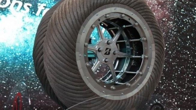 PT Bridgestone Tire Indonesia memamerkan Lunar Rover Tire, prototipe ban yang didesain khusus untuk dapat menahan kondisi keras di Bulan dalam gelaran GIIAS 2022 [Bridgestone].