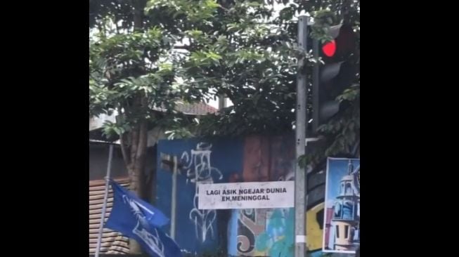 Imbauan di dekat lampu merah ini bikin pengguna jalan ingat akhirat (Twitter)