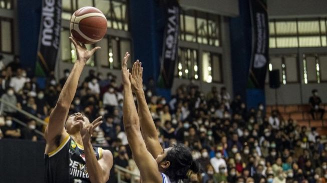 Pebasket Prawira Bandung Reza Fahdani Guntara (kanan) berusaha menghadang lemparan bola dari pebasket Dewa United Surabaya Ferdian Dwi Purwoko (kiri) saat pertandingan Playoff Liga Bola Basket Indonesia (IBL) Tokopedia 2022 di Gor C-Tra Arena, Bandung, Jawa Barat, Selasa (16/8/2022). . ANTARA FOTO/M Agung Rajasa/foc.