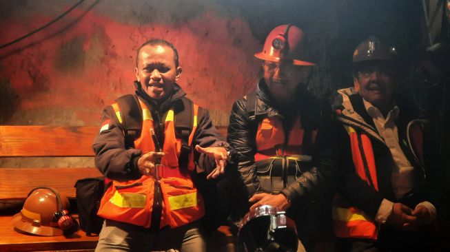 Menteri Investasi /Kepala Badan Koordinasi Pananaman Modal (BKPM) Bahlil Lahadalia (kiri) berdiskusi usai meninjau pabrik pengolahan konsentrat di Tambang bawah tanah Grasberg Blok Cave (GBC) di areal PT Freeport Indonesia, Distrik Tembagapura, Kabupaten Mimika, Papua, Rabu (17/8/2022). ANTARA FOTO/Dian Kandipi