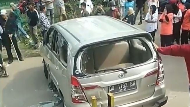 BREAKING NEWS: Mobil Toyota Kijang Innova Dirusak Massa Depan Kampus UMI