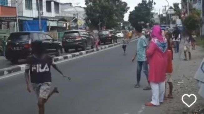 Viral video sejumlah bocah menyetop kendaraan di jalanan Kota Medan, untuk lomba lari. [Instagram]