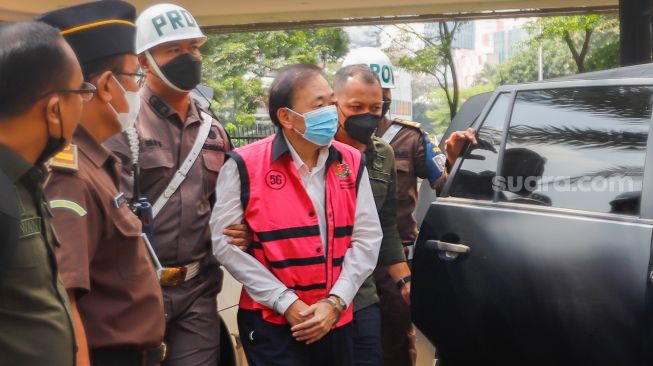 Tersangka kasus dugaan tindak pidana korupsi dan pencucian uang Surya Darmadi tiba di Gedung Jaksa Agung Muda Tindak Pidana Khurus, Kejaksaan Agung, Jakarta Selatan, Kamis (18/8/2022). [Suara.com/Alfian Winanto]