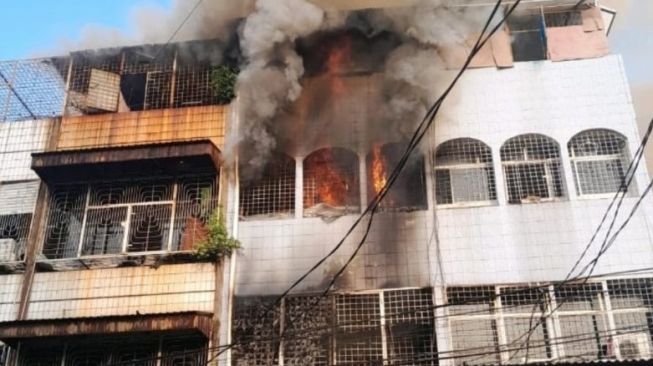 Kebakaran ruko indekos di kawasan Duri Selatan, Tambora, Jakarta Barat, Rabu (17/8/2022). ANTARA/ Ho-Sudin Gulkamart Jakarta Barat