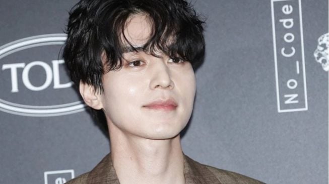 Kirim Pesan Manis Lewat Aplikasi Universe, Lee Dong Wook Bikin Fans Geger